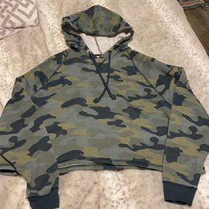 H&M Cropped camo hoodie